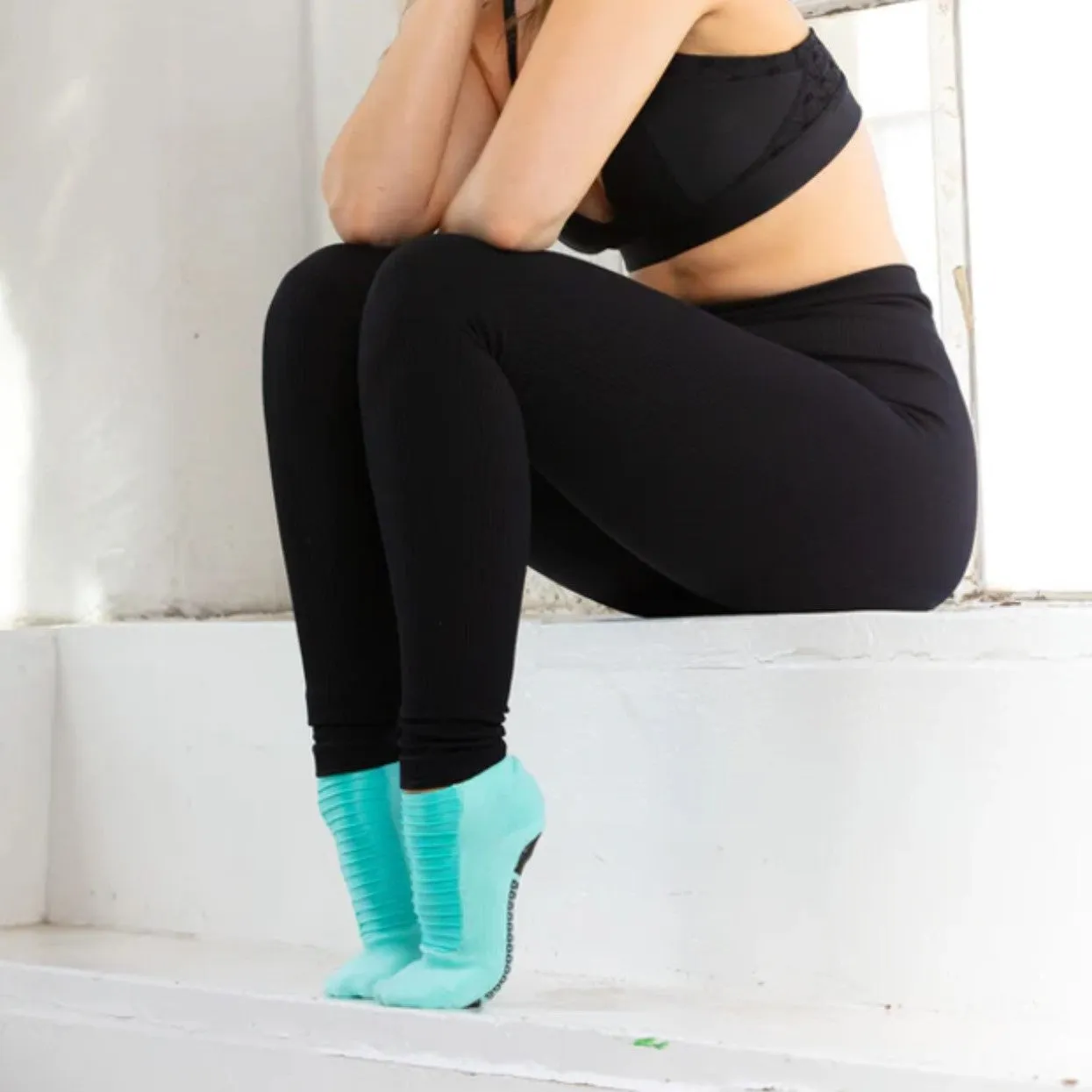 Arebesk Moto Grip Socks - Aqua (Barre / Pilates)